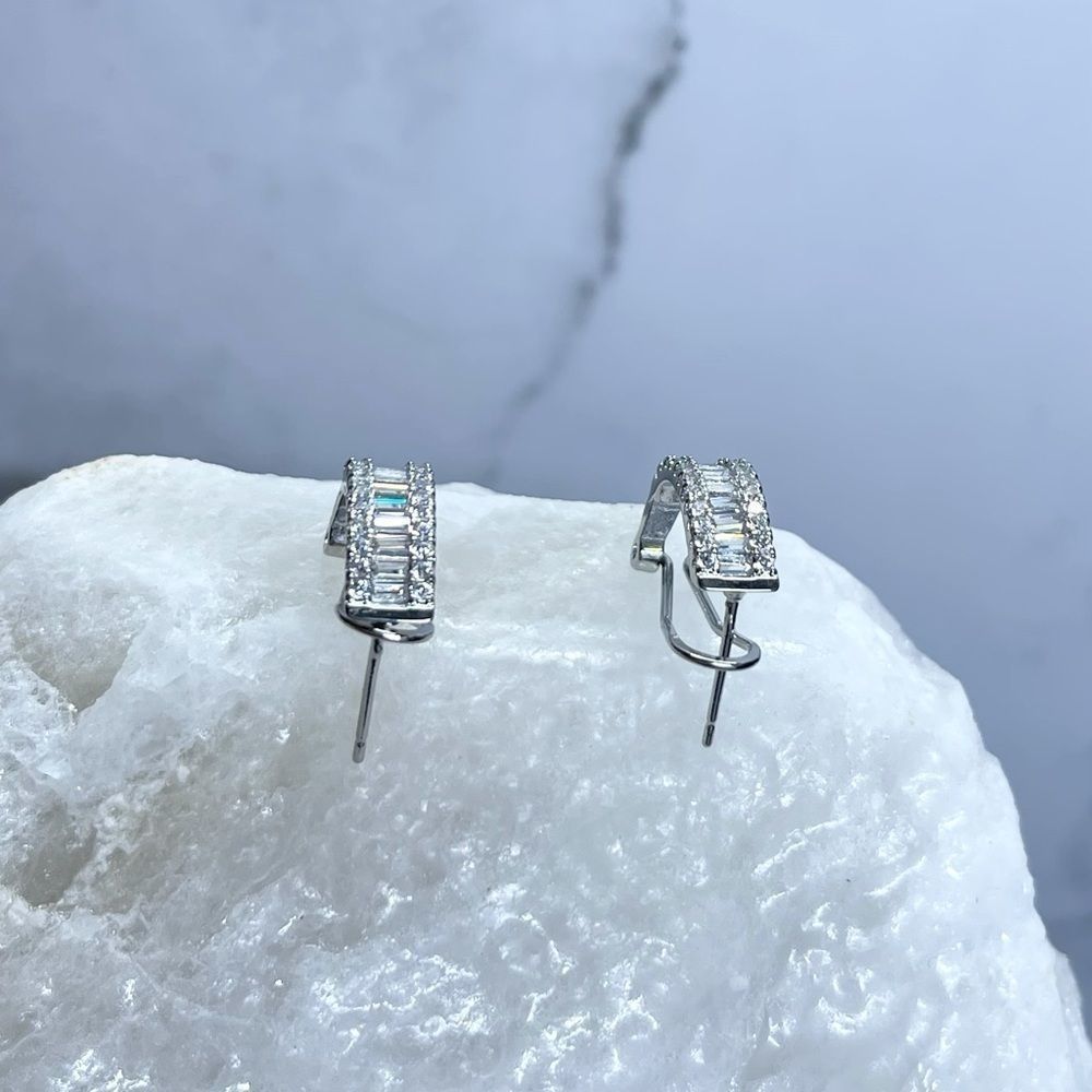C shaped earring - Picture 3 of 6